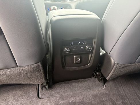 Used 2021 Buick Enclave Essence FWD image 9