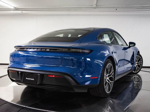 Used 2022 Porsche Taycan image 7