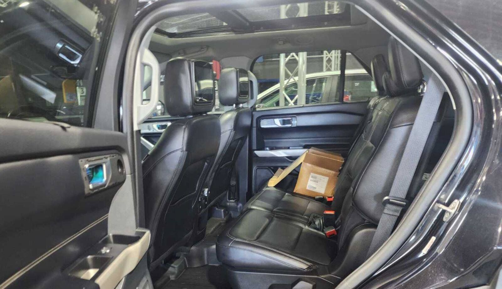 Used 2021 Ford Explorer Limited w/ Equipment Group 301A AWD/4WD image 3