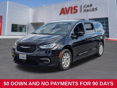Used 2025 Chrysler Pacifica Select