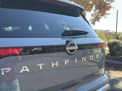 New 2025 Nissan Pathfinder Platinum image 14