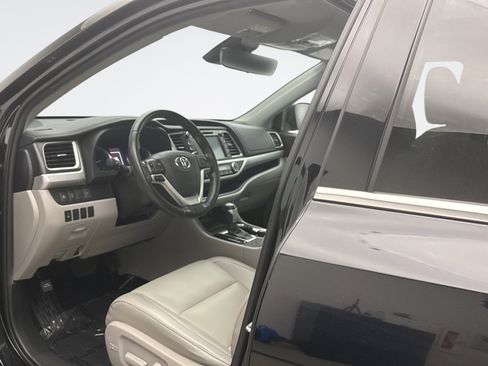 Used 2019 Toyota Highlander XLE AWD/4WD image 10