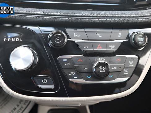 Used 2024 Chrysler Pacifica Limited FWD image 19