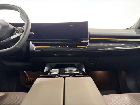 Used 2026 BMW 530i xDrive w/ Premium Package image 35