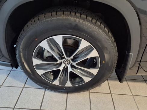 Used 2024 Toyota Highlander XLE AWD/4WD image 5
