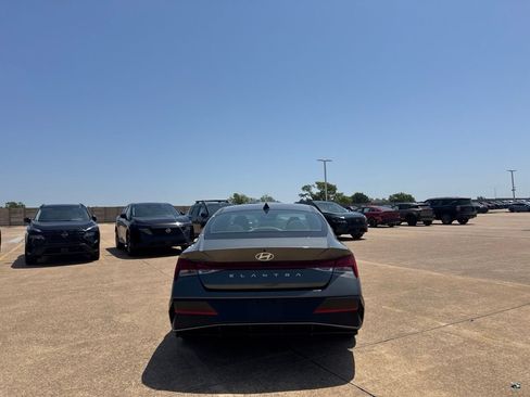 Used 2025 Hyundai Elantra SEL FWD image 20