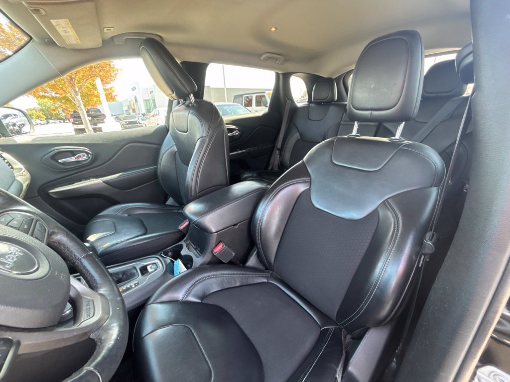 Used 2019 Jeep Cherokee Latitude Plus w/ Cold Weather Group AWD/4WD image 12