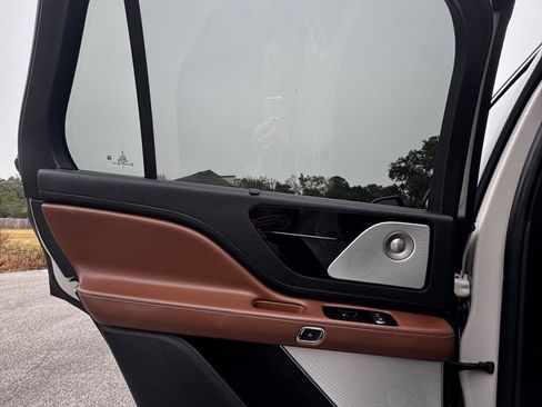 Used 2020 Lincoln Aviator Reserve w/ Equipment Group 202A image 12