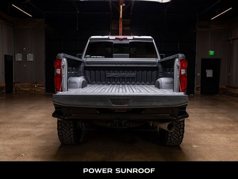 Used 2024 Chevrolet Silverado 2500 ZR2 w/ Technology Package image 9