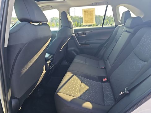 Used 2021 Toyota RAV4 XLE w/ Convenience Package FWD image 15