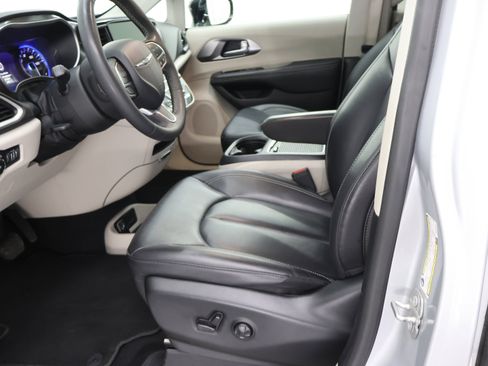 Used 2024 Chrysler Pacifica Touring-L FWD image 8