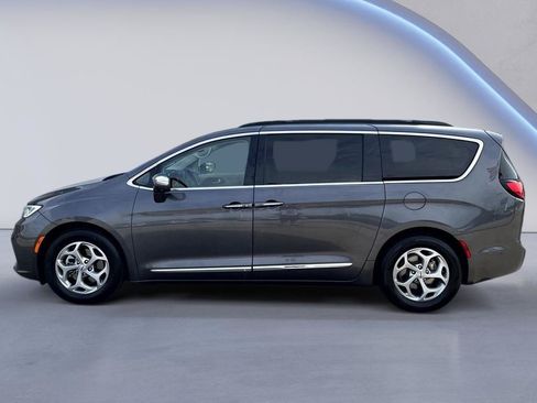 Used 2022 Chrysler Pacifica Limited FWD image 1