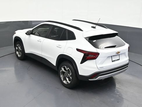 Used 2025 Chevrolet Trax LT FWD image 17