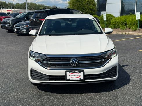 Used 2023 Volkswagen Jetta SE FWD image 2