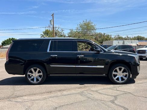 Used 2017 Cadillac Escalade ESV Premium Luxury RWD image 2