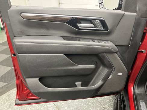 Certified 2025 Chevrolet Suburban Premier w/ Sun And Tow Package image 9