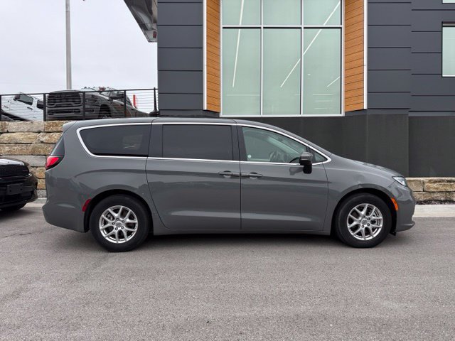 Used 2023 Chrysler Pacifica Touring-L FWD image 2