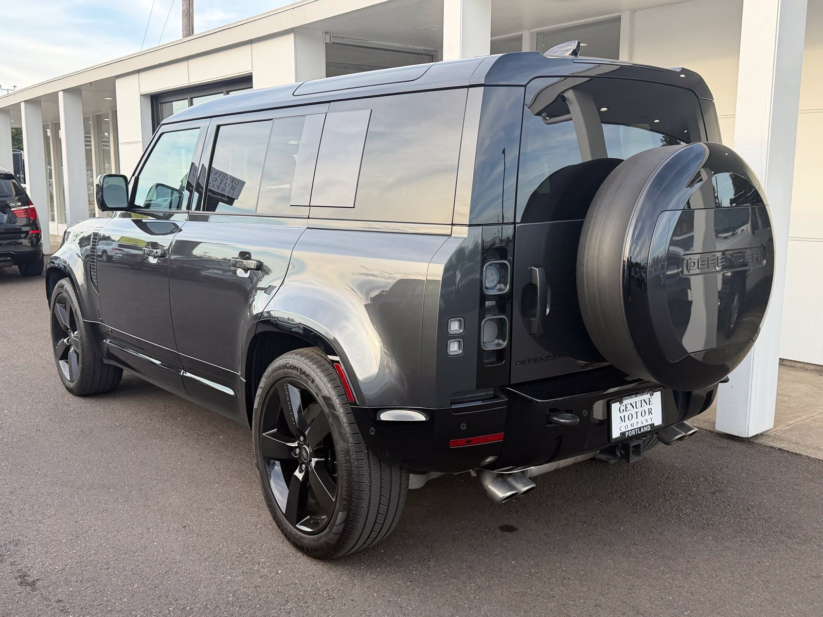 Used 2025 Land Rover Defender 110 V8 AWD/4WD image 3