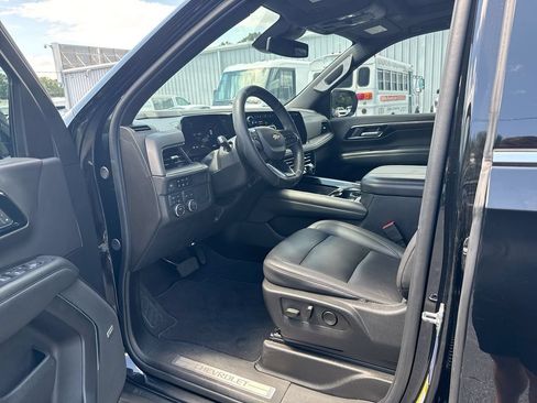 Used 2025 Chevrolet Suburban LT w/ Comfort Package AWD/4WD image 13
