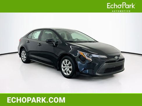 Used 2025 Toyota Corolla LE FWD image 1