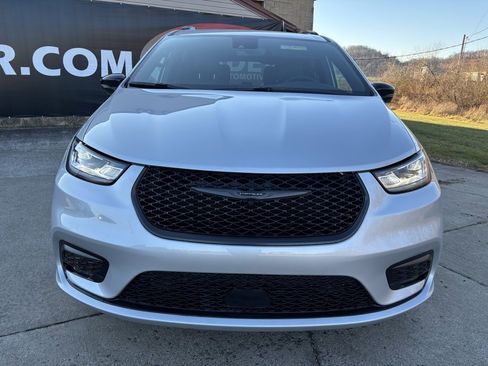 New 2026 Chrysler Pacifica Select image 2