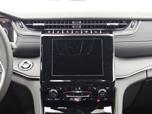 New 2025 Jeep Grand Cherokee Altitude image 16