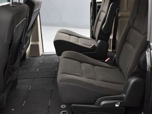 Used 2017 Dodge Grand Caravan SE FWD image 10