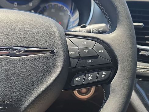 Used 2025 Chrysler Pacifica Limited FWD image 29