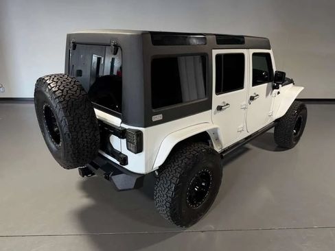 Used 2018 Jeep Wrangler Unlimited Rubicon w/ Connectivity Group AWD/4WD image 38
