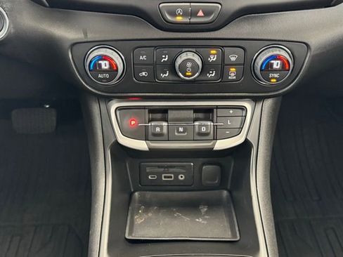 Used 2023 GMC Terrain SLT w/ Infotainment Package II image 30