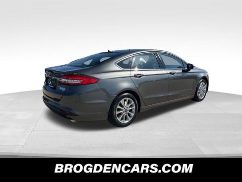 Used 2017 Ford Fusion SE w/ Fusion SE Technology Package image 3