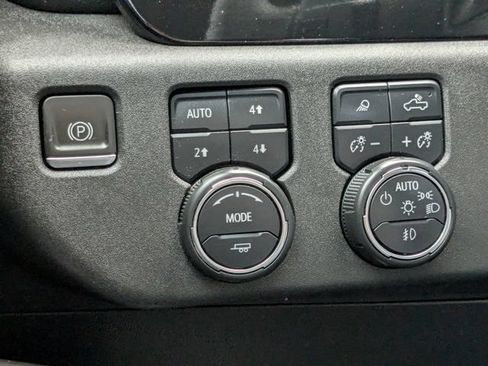 Used 2023 Chevrolet Silverado 1500 LTZ AWD/4WD image 34
