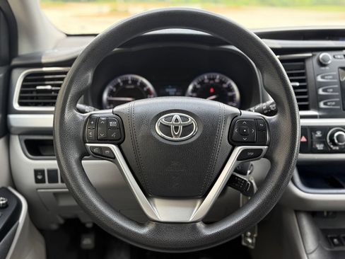 Used 2016 Toyota Highlander LE FWD image 25
