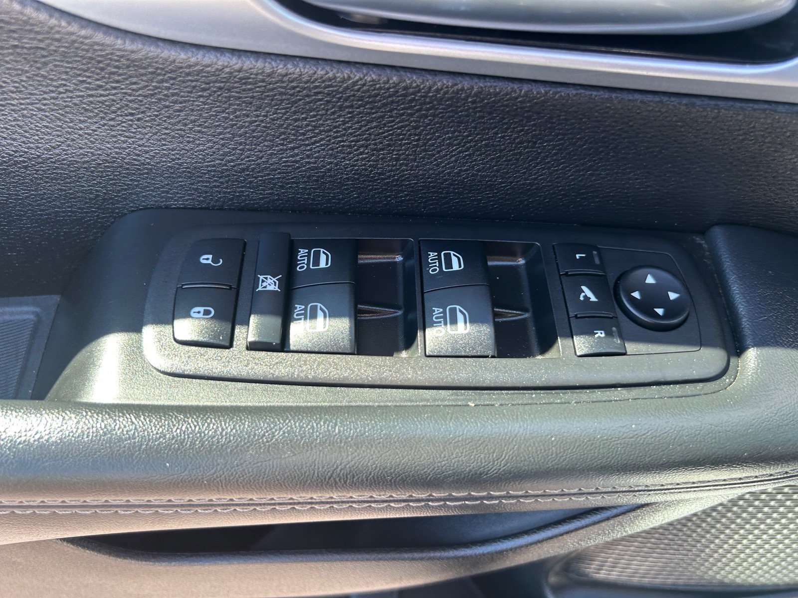 Used 2025 Chrysler Pacifica Limited FWD image 18
