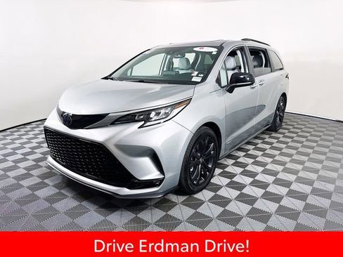 Used 2021 Toyota Sienna XSE w/ XSE Plus Package FWD image 3