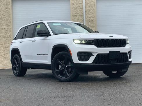 New 2025 Jeep Grand Cherokee Altitude AWD/4WD image 2