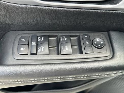 Used 2025 Chrysler Pacifica Limited FWD image 27
