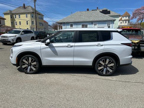 New 2025 Mitsubishi Outlander SE image 2