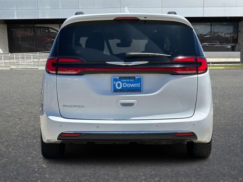 Used 2022 Chrysler Pacifica Touring-L FWD image 8