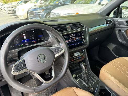 Used 2024 Volkswagen Tiguan SE w/ Panoramic Sunroof Package image 62