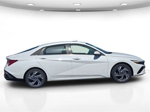 New 2025 Hyundai Elantra SEL w/ Cargo Package image 11