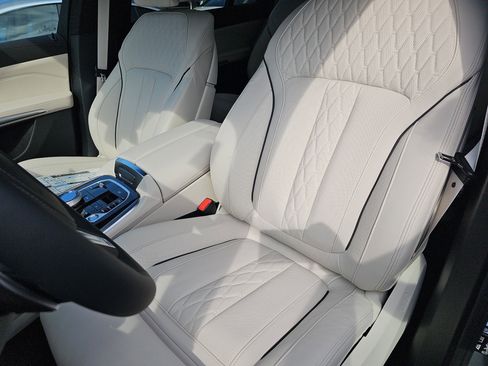 New 2026 BMW X7 xDrive40i w/ M Sport Package image 16