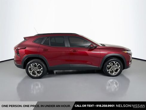 Used 2025 Chevrolet Trax LT w/ Driver Confidence Package FWD image 4