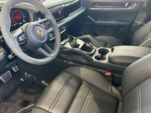 Used 2025 Porsche Cayenne GTS AWD/4WD image 11