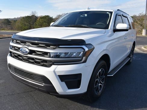 Used 2023 Ford Expedition XLT image 2