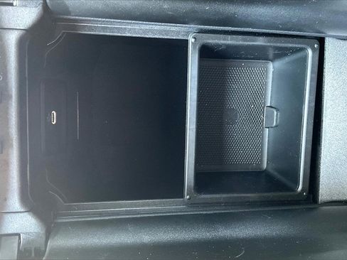 Used 2025 Mercedes-Benz GLC 300 4MATIC image 23