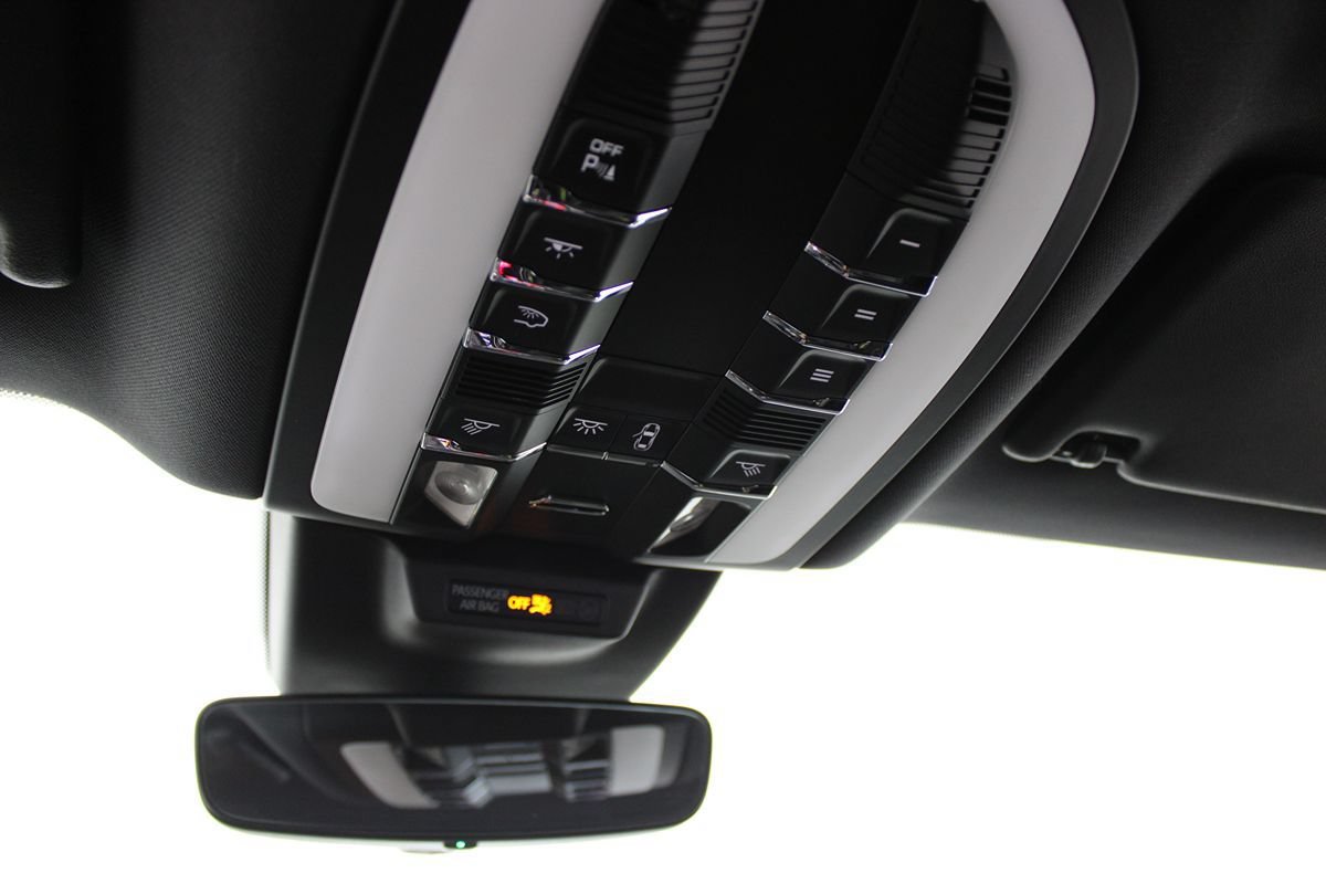 Used 2022 Porsche Macan AWD/4WD image 27