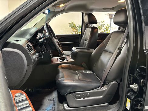 Used 2013 Chevrolet Avalanche LTZ image 8