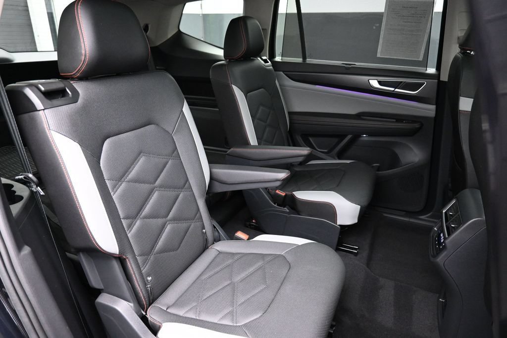 Used 2025 Volkswagen Atlas Peak Edition SE AWD/4WD image 26