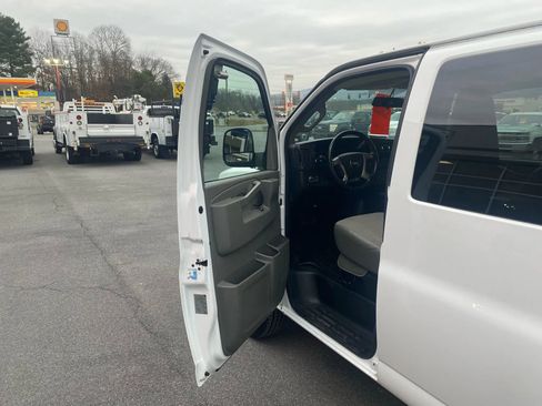Used 2016 Chevrolet Express 3500 LT w/ LT Preferred Equipment Group image 7